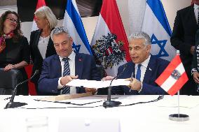 MIDEAST-JERUSALEM-PM-AUSTRIAN CHANCELLOR-SIGNING CEREMONY