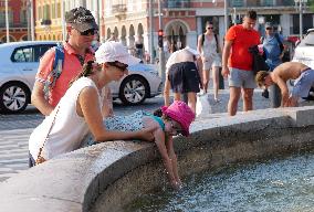 FRANCE-HEATWAVE-DAILY LIFE