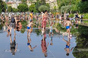 FRANCE-HEATWAVE-DAILY LIFE