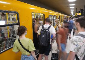 GERMANY-BERLIN-COVID-19-CASES-30 MLN