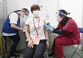 Tokyo begins 4th vaccinations of medical workers