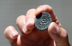 MIDEAST-JERUSALEM-ARCHAEOLOGY-COIN WITH MOON GODDESS DESIGN-DISCOVERY