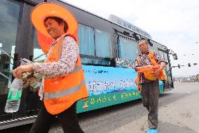 CHINA-HUBEI-YICHANG-AIR-CONDITIONED BUSES-OUTDOOR WORKERS (CN)