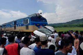 BANGLADESH-TRAIN-MINIBUS-ACCIDENT