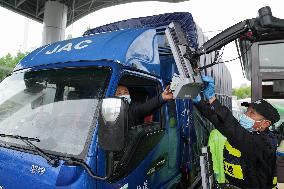 Xinhua Headlines: China strives to maintain momentum of economic growth, aiming for best possible results