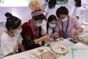 CHINA-XINJIANG-FOLK EMBROIDERERS (CN)