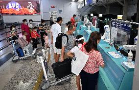 CHINA-HAINAN-SANYA-STRANDED TOURISTS-RETURN (CN)
