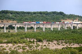 Xinhua Headlines: Chinese-built modern railway key enabler to Kenya's Vision 2030