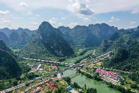 CHINA-GUANGXI-GUIYANG-NANNING-HIGH-SPEED RAILWAY-TRACK LAYING (CN)