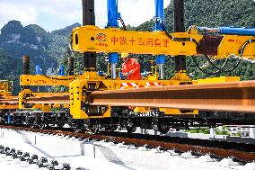 CHINA-GUANGXI-GUIYANG-NANNING-HIGH-SPEED RAILWAY-TRACK LAYING (CN)