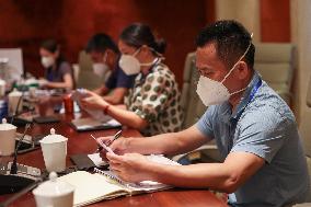 CHINA-HAINAN-HAIKOU-SERVICE TEAM-STRANDED TOURISTS-RETURN (CN)