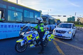 CHINA-HAINAN-HAIKOU-SERVICE TEAM-STRANDED TOURISTS-RETURN (CN)