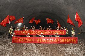 CHINA-ZHEJIANG-HANGZHOU-WENZHOU RAILWAY-HUKOU TUNNEL-DRILL-THROUGH (CN)