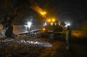 CHINA-ZHEJIANG-HANGZHOU-WENZHOU RAILWAY-HUKOU TUNNEL-DRILL-THROUGH (CN)