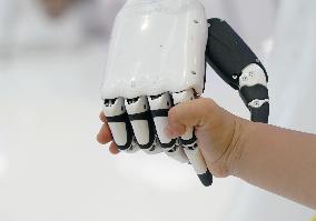 Xinhua Headlines: China's robot industry bolts forward