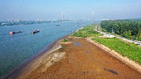 CHINA-JIANGSU-YANGTZE RIVER-LOW WATER LEVEL (CN)