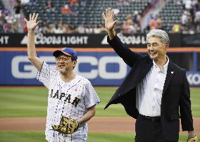 Baseball: Ceremonial pitch by consul general of Japan in N.Y.