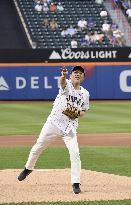 Baseball: Ceremonial pitch by consul general of Japan in N.Y.