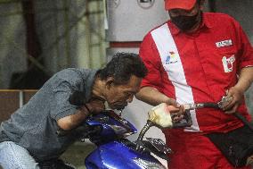 INDONESIA-SURAKARTA-FUELING UP