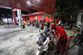 INDONESIA-SURAKARTA-FUELING UP