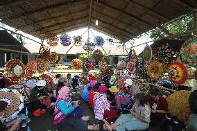 INDONESIA-SURAKARTA-UMBRELLA-FESTIVAL