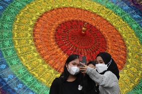 INDONESIA-SURAKARTA-UMBRELLA-FESTIVAL