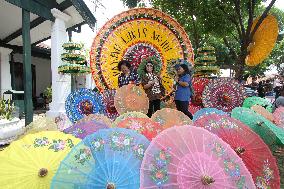 INDONESIA-SURAKARTA-UMBRELLA-FESTIVAL