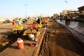 SUDAN-KHARTOUM-FRUIT SELLER