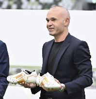 Iniesta introduces his own brand "Capitten"