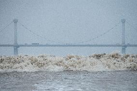 CHINA-ZHEJIANG-QIANTANG RIVER-TIDAL BORE (CN)