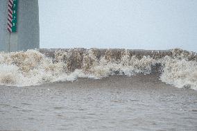 CHINA-ZHEJIANG-QIANTANG RIVER-TIDAL BORE (CN)