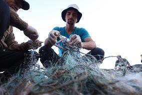MIDEAST-GAZA CITY-CRAB SEASON