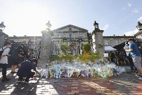 Mourners at British Embassy in Tokyo