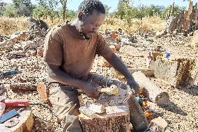 NAMIBIA-OKAHANDJA-TRADITIONAL WOOD CARVING