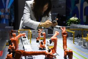 Xinhua Headlines: China's Optics Valley tells story of indigenous innovation