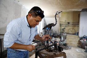 EGYPT-GIZA-SCULPTOR-SCRAP METAL ARTWORK