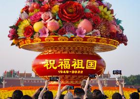 CHINA-BEIJING-TIAN'ANMEN SQUARE-FLOWER BASKET (CN)