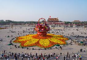 CHINA-BEIJING-TIAN'ANMEN SQUARE-FLOWER BASKET (CN)