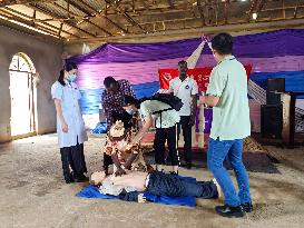 SIERRA LEONE-FREETOWN-CHINESE DOCTOR-FIRST AID-TRAINING