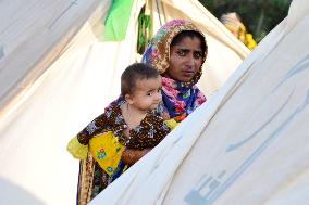 PAKISTAN-HYDERABAD-FLOOD-MAKESHIFT TENT