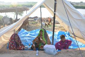 PAKISTAN-HYDERABAD-FLOOD-MAKESHIFT TENT