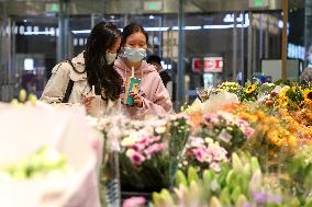 Xinhua Headlines: Holiday consumption boom shows growth potential of Chinese market