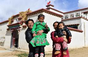 Xinhua Headlines: Tibet's rural residents enjoy improved livelihood over past decade