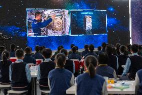 CHINA-SPACE STATION-THIRD LIVE CLASS (CN)
