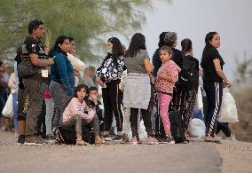 U.S.-TEXAS-EAGLE PASS-MIGRANTS-BUSES