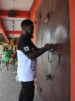 GHANA-ACCRA-SHOPS-CLOSURE