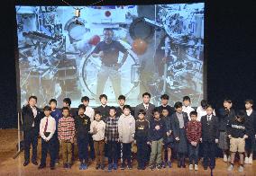 Online talk between astronaut Wakata and children