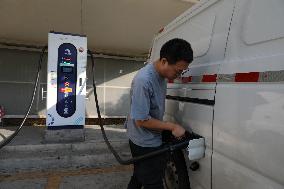 Xinhua Headlines: China charges ahead for green development as NEV charging piles boom
