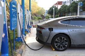 Xinhua Headlines: China charges ahead for green development as NEV charging piles boom