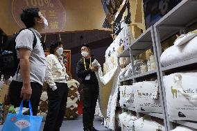 (CIIE) CHINA-SHANGHAI-CIIE-ALPACA FIBER-PRODUCTS (CN)